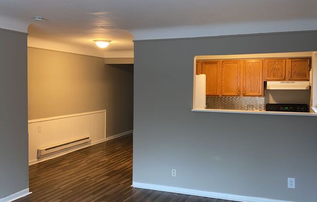 2 beds, 1 bath, $825, Unit Place #1