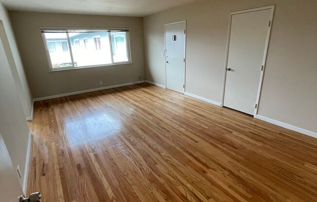 10-14 Poinsettia Ave.