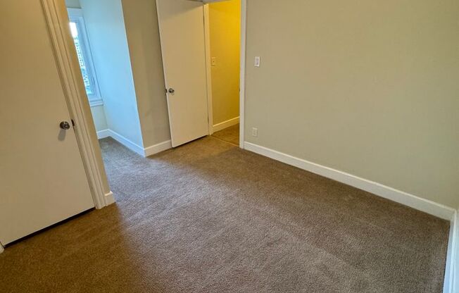 3 beds, 1 bath, $1,700, Unit Unit 2