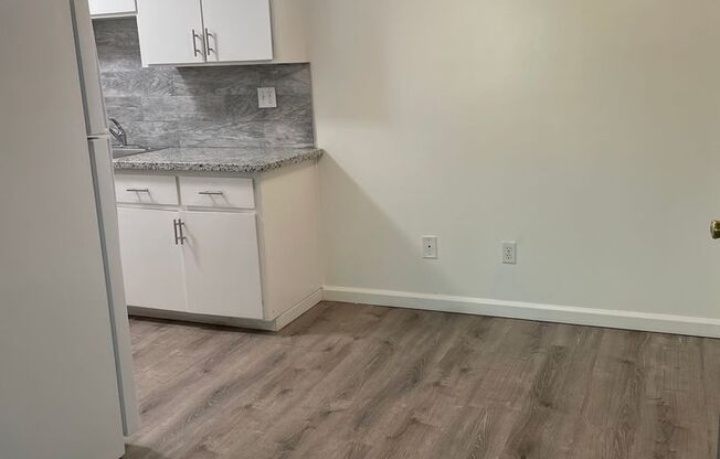 2 beds, 1 bath, $2,500, Unit 77