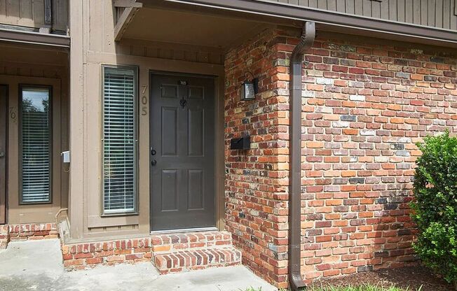 Renovated two bedrooms, two baths condo loft in the Oaks for Immediate move in!