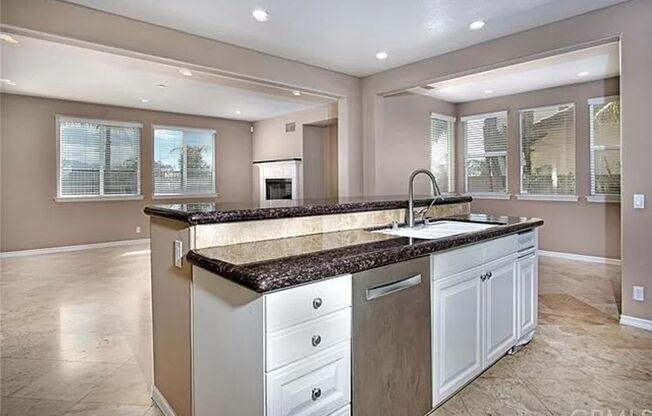 4 BEDROOM, 3 BATH WITH BONUS ROOM (SERRANO & KENDRA) CITY OF ORANGE