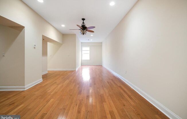 2 beds, 2 baths, 988 sqft, $2,100, Unit 215