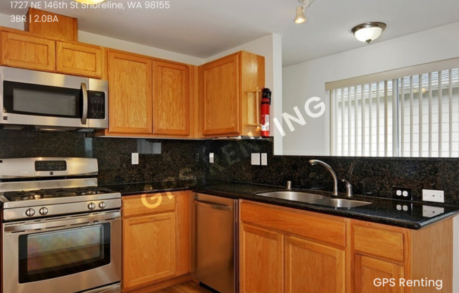 Shoreline Townhouse with great fenced yard