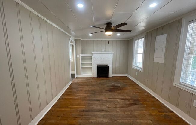 Simply the BEST! Adorable 1 Bedroom/1 Bath upstairs apartment home Located off Historic Camp Bowie! ((Covered Deck)) Minutes to Downtown Ft Worth ~