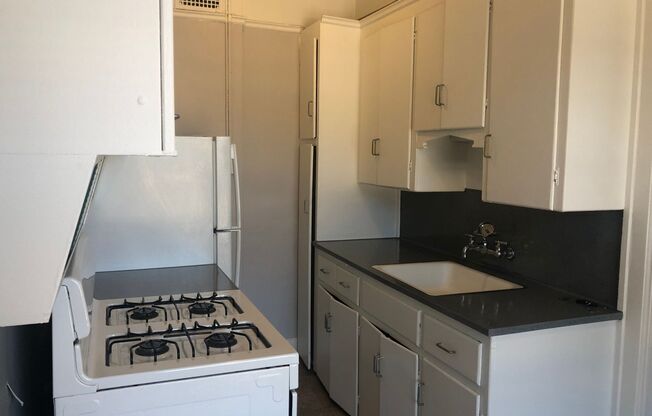 2 beds, 1 bath, 844 sqft, $1,350, Unit 4N