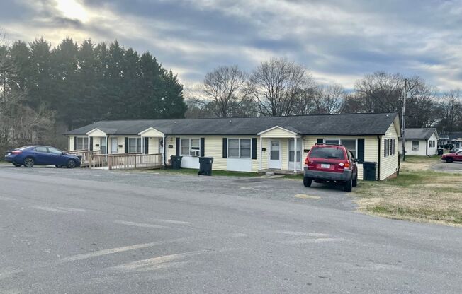 Adorable 1 bedroom 1 bath apartment . Located in Dallas