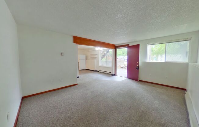 Pet Friendly! Ground Level 2 Bed Apartment in Great Location! Walk to Everything!