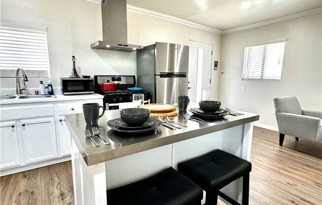 1 bed, 1 bath, 400 sqft, $2,375, Unit BACK