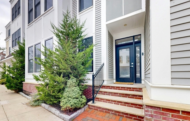 154 W 8 ST