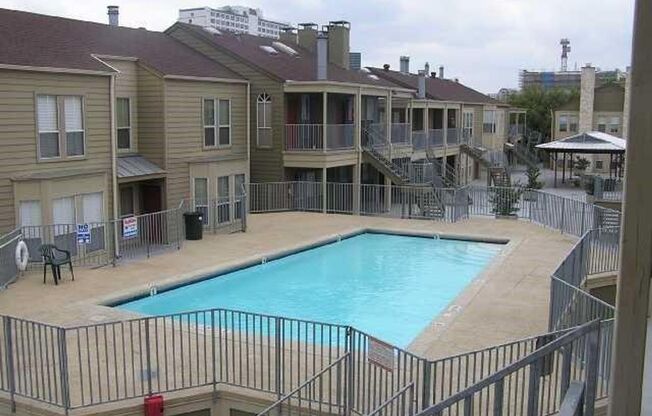 Huge 1 bedroom in Orange Tree complex Covered parking