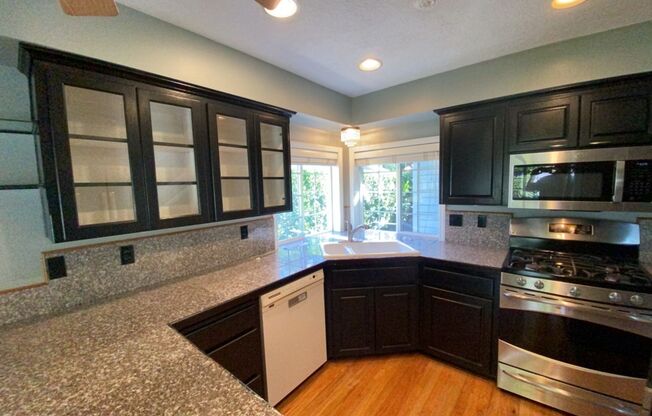Four-Bedroom Duplex with Bonus Room & W/D Hookups – South Salem