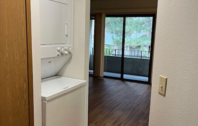 2 beds, 1 bath, 900 sqft, $1,295, Unit 215