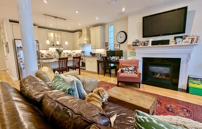 925 E BROADWAY