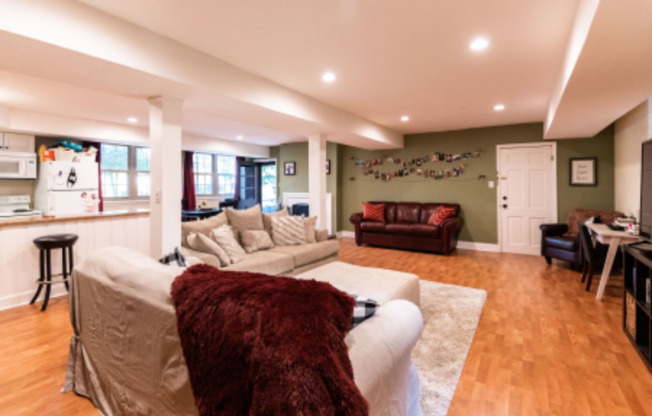 1219 GREENWAY CT