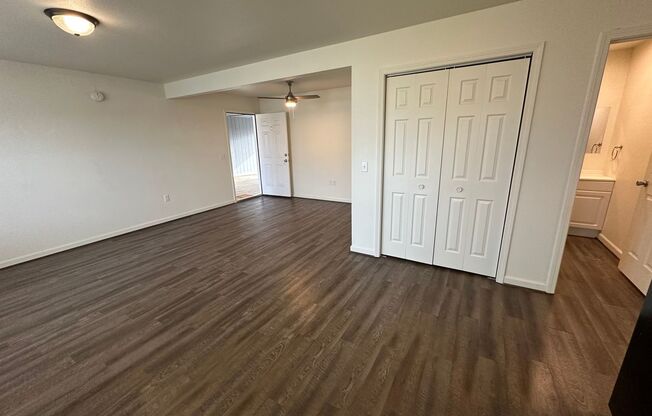 2 beds, 1 bath, $850, Unit 201 S Illinois St #10