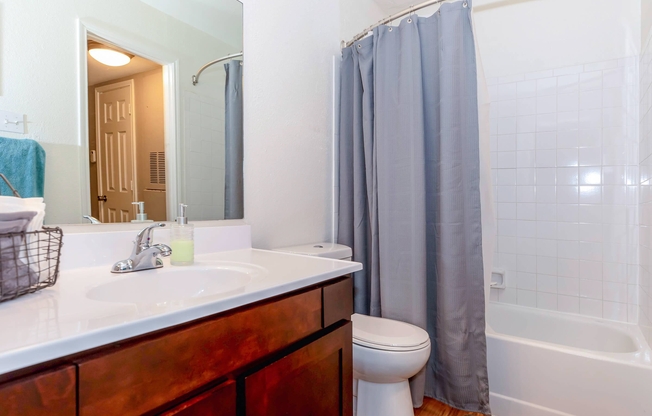 2 beds, 1 bath, 833 sqft, $1,200