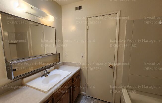 2 beds, 1 bath, $1,425, Unit B