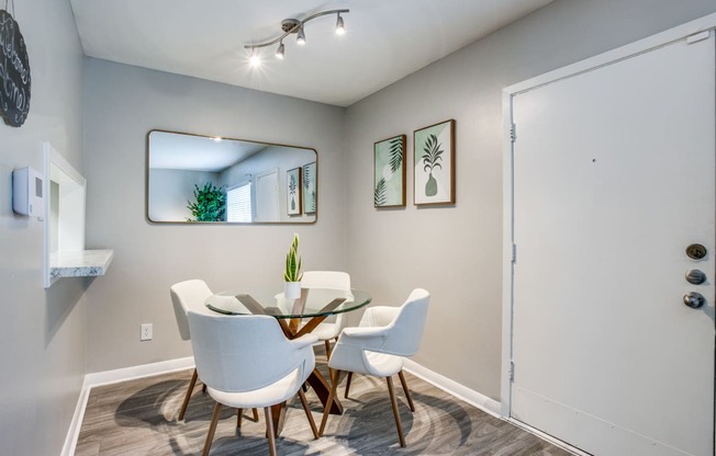 dining room at Bellaire Oaks Apartments, Houston, 77096