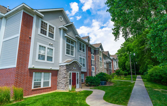 Green Space Walking Trails at West Hampton Park Apartment Homes, Elkhorn