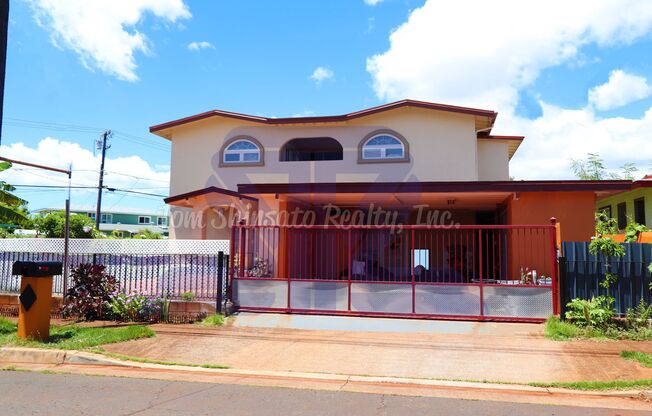 Upstairs duplex unit in Waipio! Convenient location!
