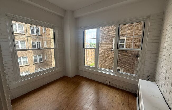 1 bed, 1 bath, 769 sqft, $1,475, Unit Old King Edward 44