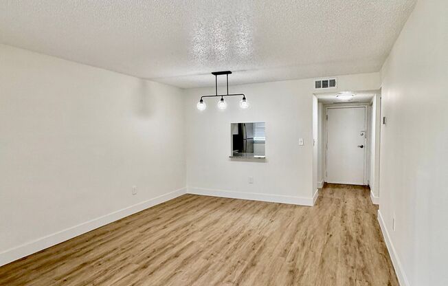 2 beds, 2 baths, 987 sqft, $1,595