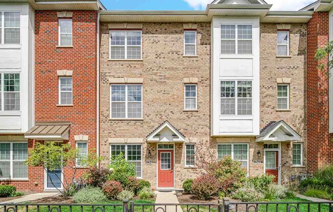 Large Townhome in Beautiful Evanston Neighborhood