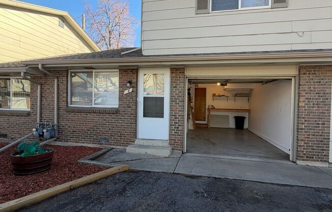 2 Bedroom 1 Bath Townhome - Lakewood!