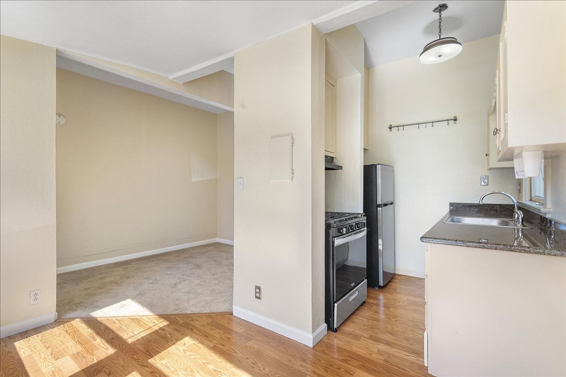 2241 San Jose Ave #D - 1 bedroom | 1 bath | Upper unit