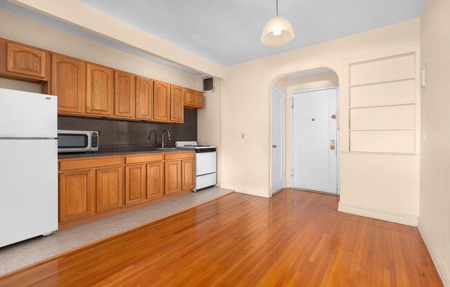 1 bed, 1 bath, $2,200, Unit 1J