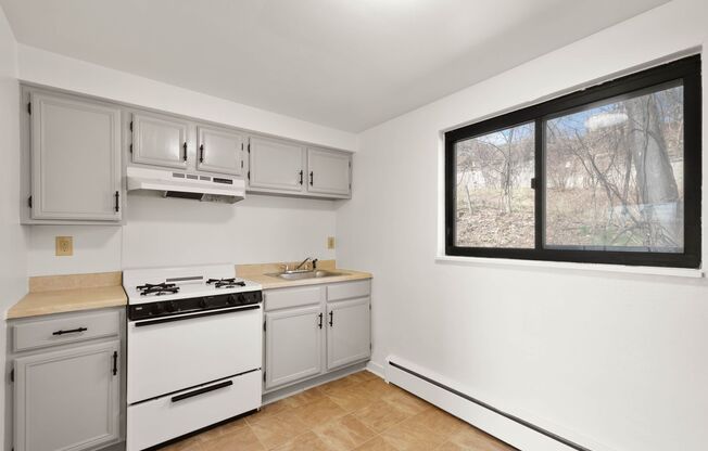 2 beds, 1 bath, 850 sqft, $949, Unit 10615 Lindberg Ave. C2 - Apt. 2