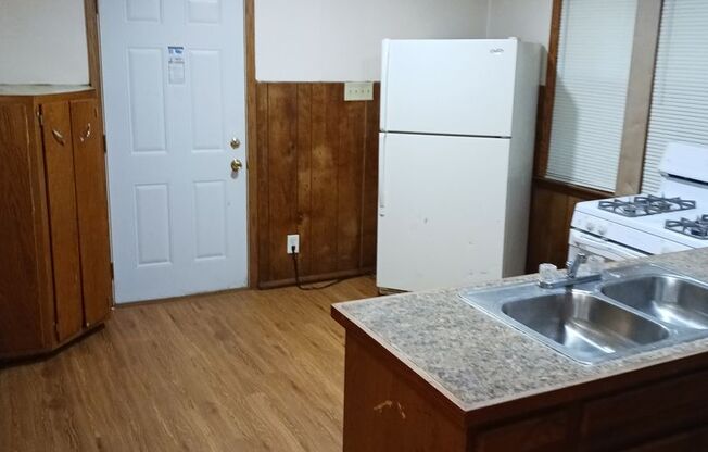 2 beds, 1 bath, $895, Unit 1940