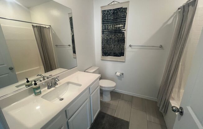 2 beds, 1 bath, $2,000, Unit UNIT # 72 20 72