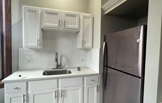 2 beds, 1 bath, $1,100, Unit #1R