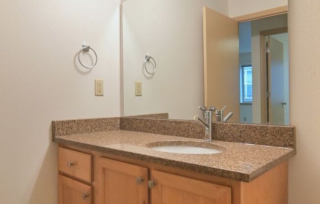 2 beds, 1 bath, $1,600, Unit 7