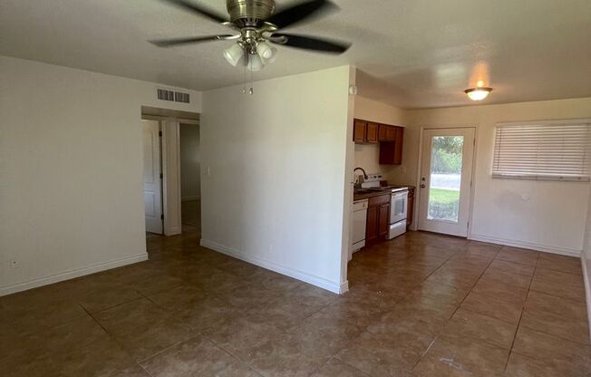 2 beds, 1 bath, 800 sqft, $1,195, Unit 03