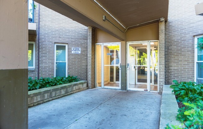 1 bed, 1 bath, 650 sqft, $999, Unit 702-R