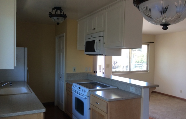 2 beds, 1 bath, $3,450, Unit # 4