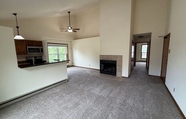 2 beds, 2 baths, 950 sqft, $1,750, Unit 7633CC