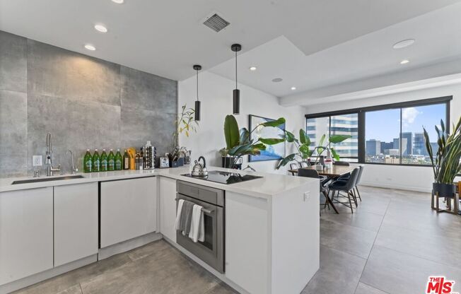 1 bed, 2 baths, 893 sqft, $4,999, Unit 1905