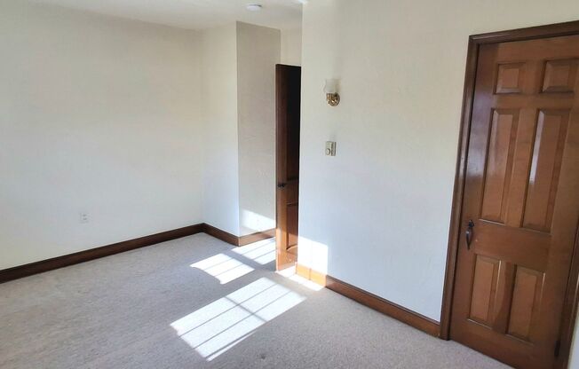 2 beds, 1 bath, $995, Unit Apt. 202