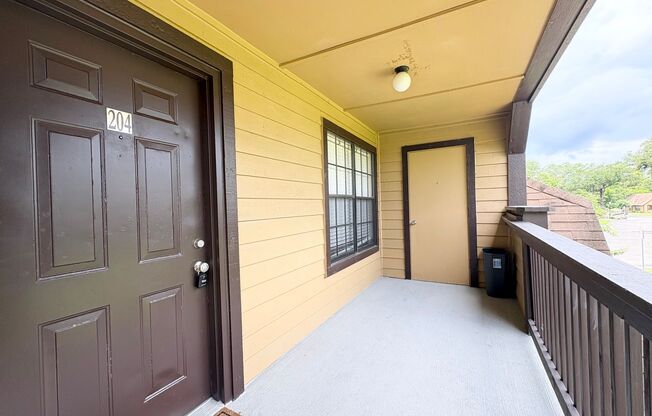 1/1 Condo in Gated Lakefront Community of Altamonte Springs!