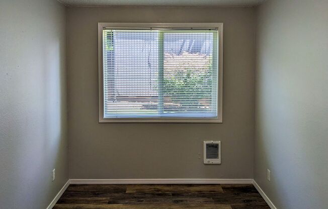 2 beds, 1 bath, 889 sqft, $1,295, Unit 33