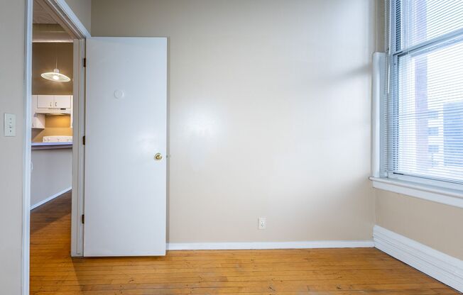 2 beds, 1 bath, 850 sqft, $899, Unit 3819 Jones St #303