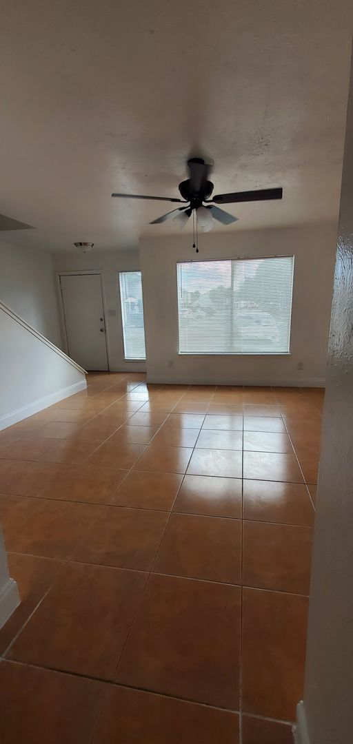 Spacious 2 bedroom near the Mall at Millenia