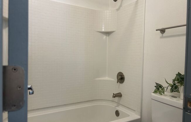 1 bed, 1 bath, 650 sqft, $2,410, Unit D087