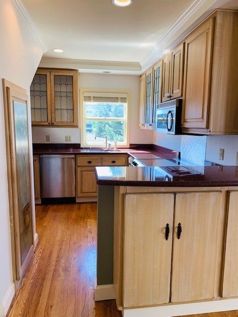 Stunning 2 Bedroom Townhouse Just Steps to the Beach in Madison Park!