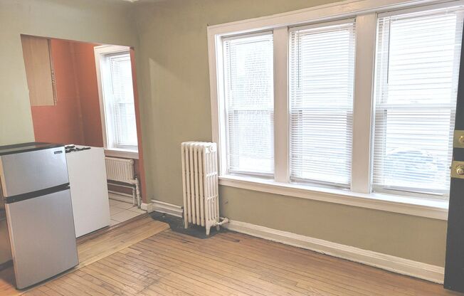 Studio, 1 bath, $700, Unit 11