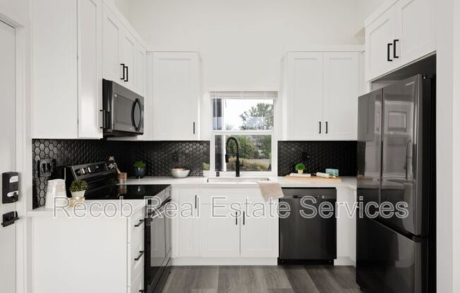 1638 ELM AVE